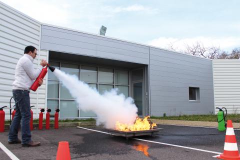 Un incendie éteint par un extincteur